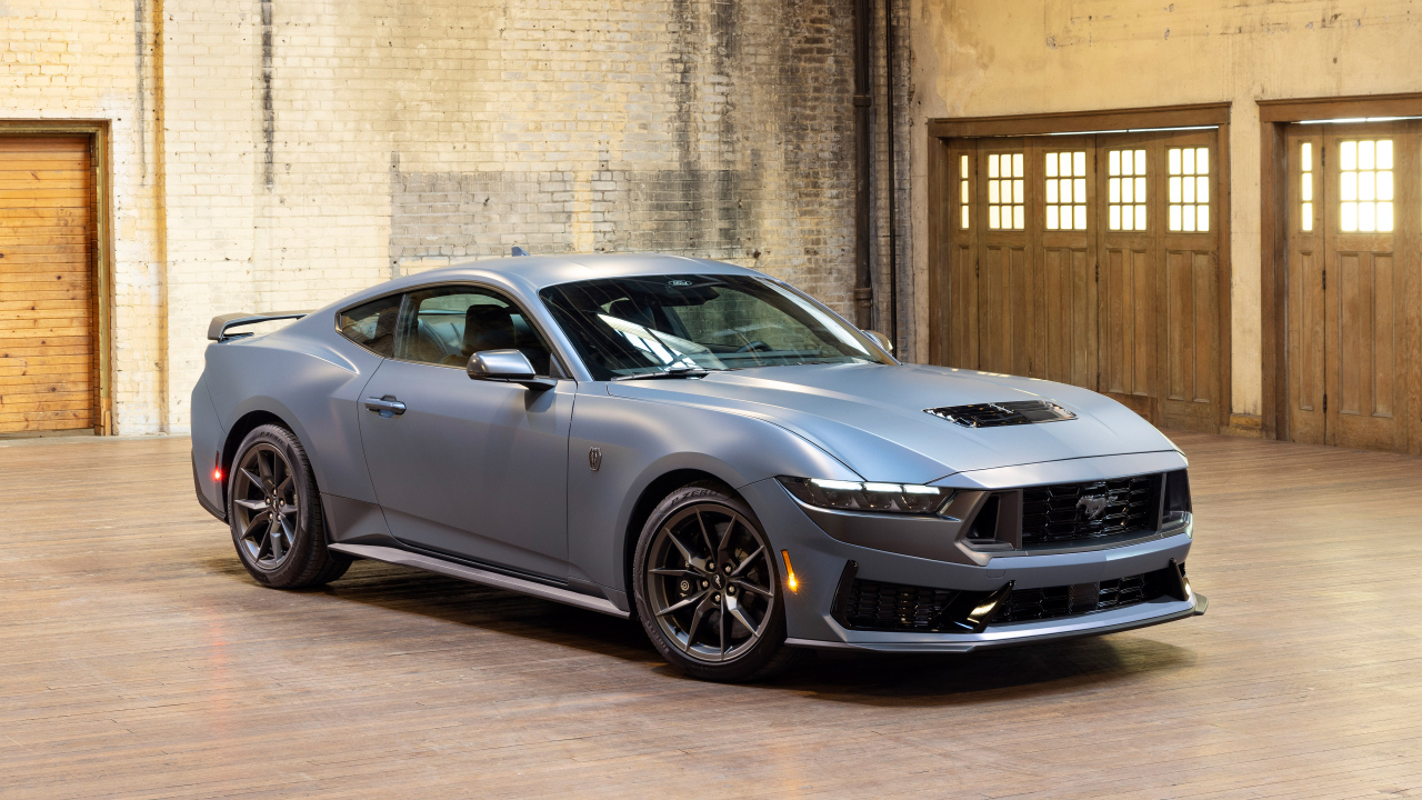 Вид спереди на автомобиль Ford Mustang Dark Horse Matte Clear Film 2024 года