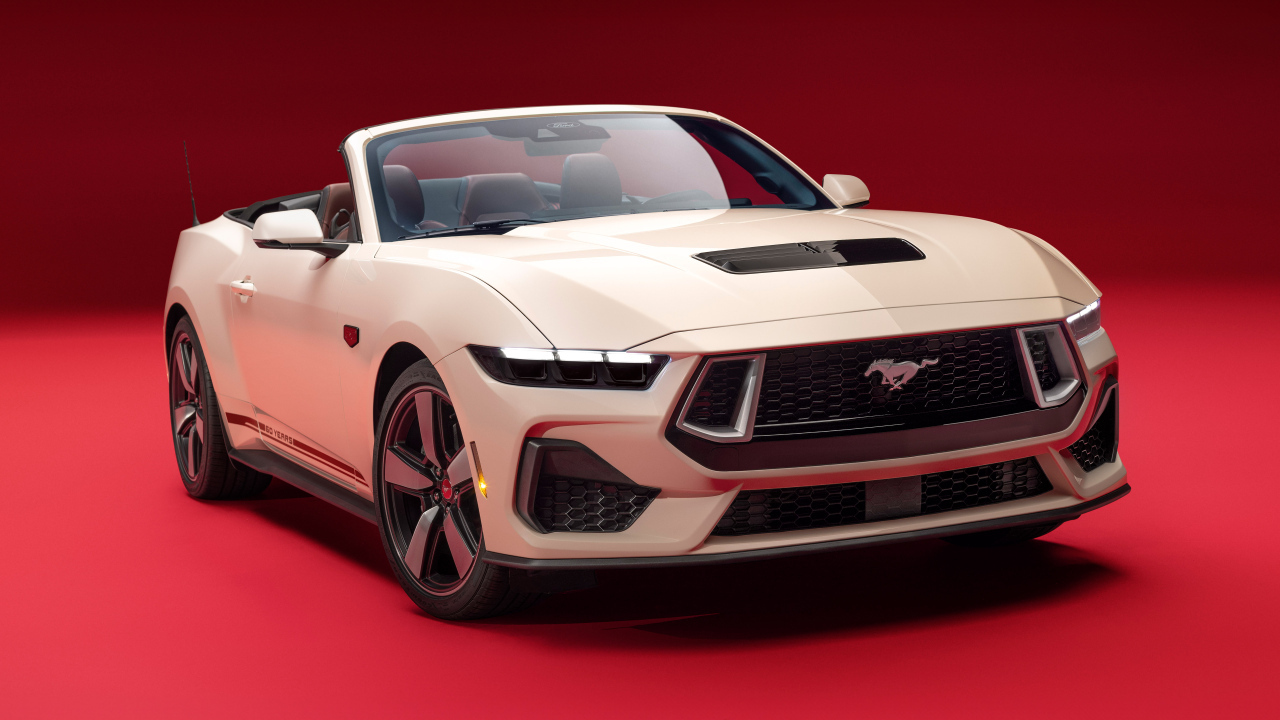 Вид спереди на автомобиль Ford Mustang GT Convertible 60th Anniversary Package 2025 года