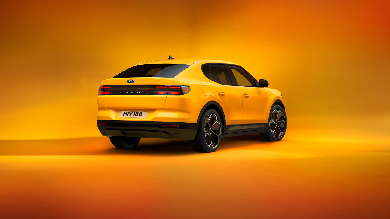 Вид сзади на желтый автомобиль  Ford Capri 2024 года