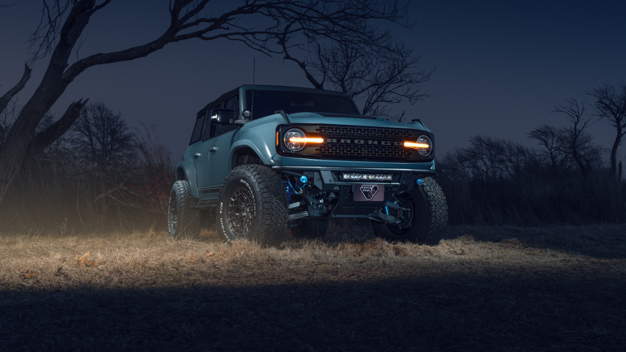 Внедорожник  Ford Bronco Vossen Wheels ночью