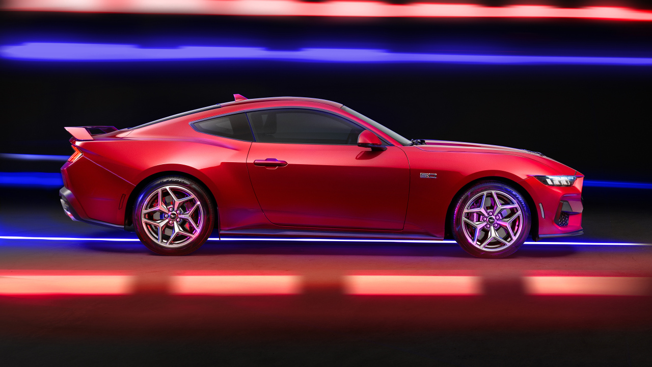 Вид сбоку на красный автомобиль Ford Mustang GT Performance 2024 года