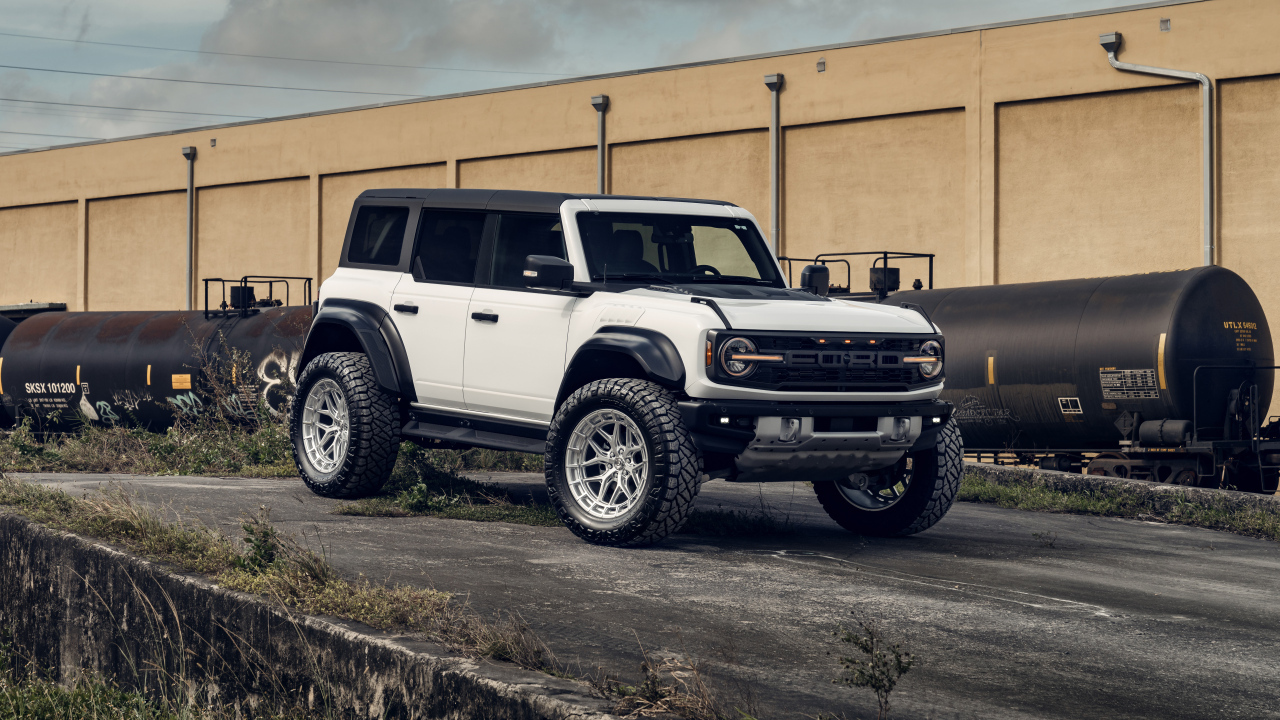 Белый джип Custom Ford Bronco Raptor
