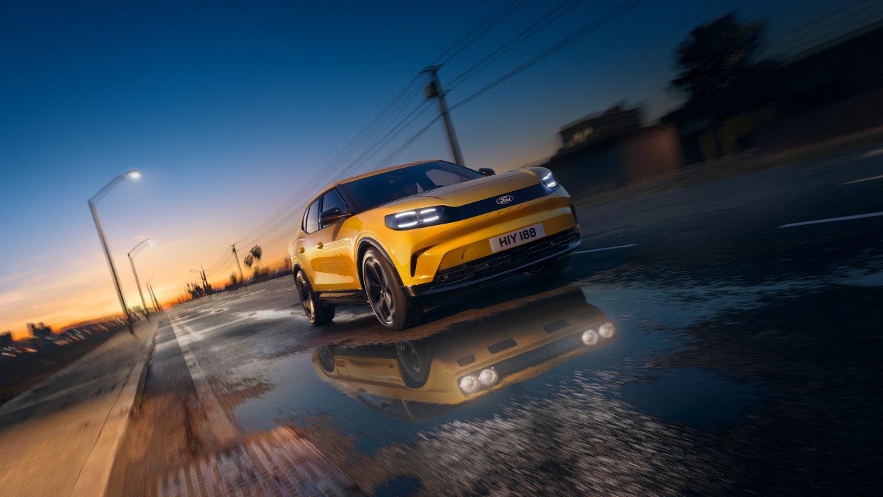 Желтый  Ford Capri 2024 года на мокрой дороге