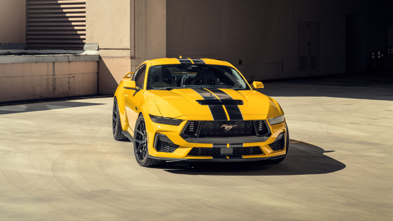Желтый спортивный автомобиль Ford Mustang