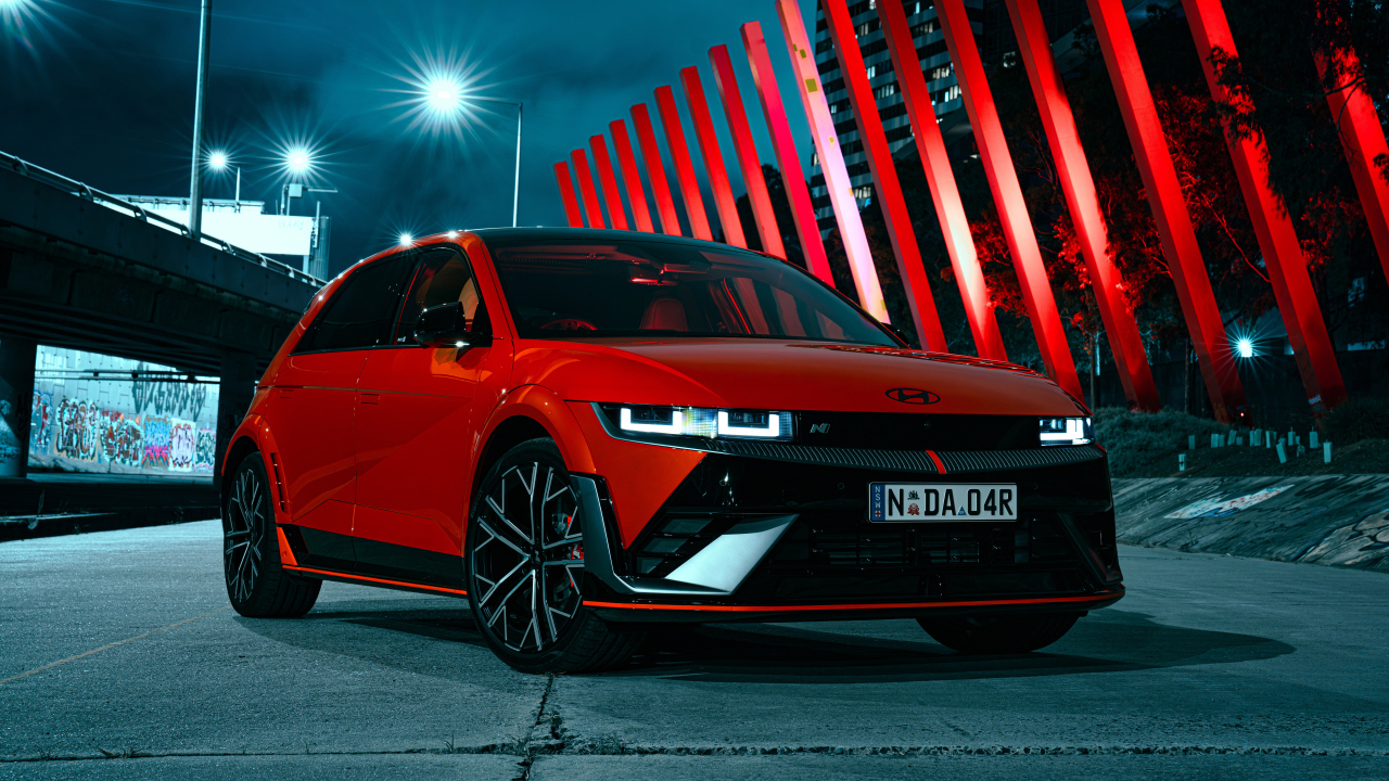 Красный автомобиль Hyundai IONIQ 5 N 2024 года