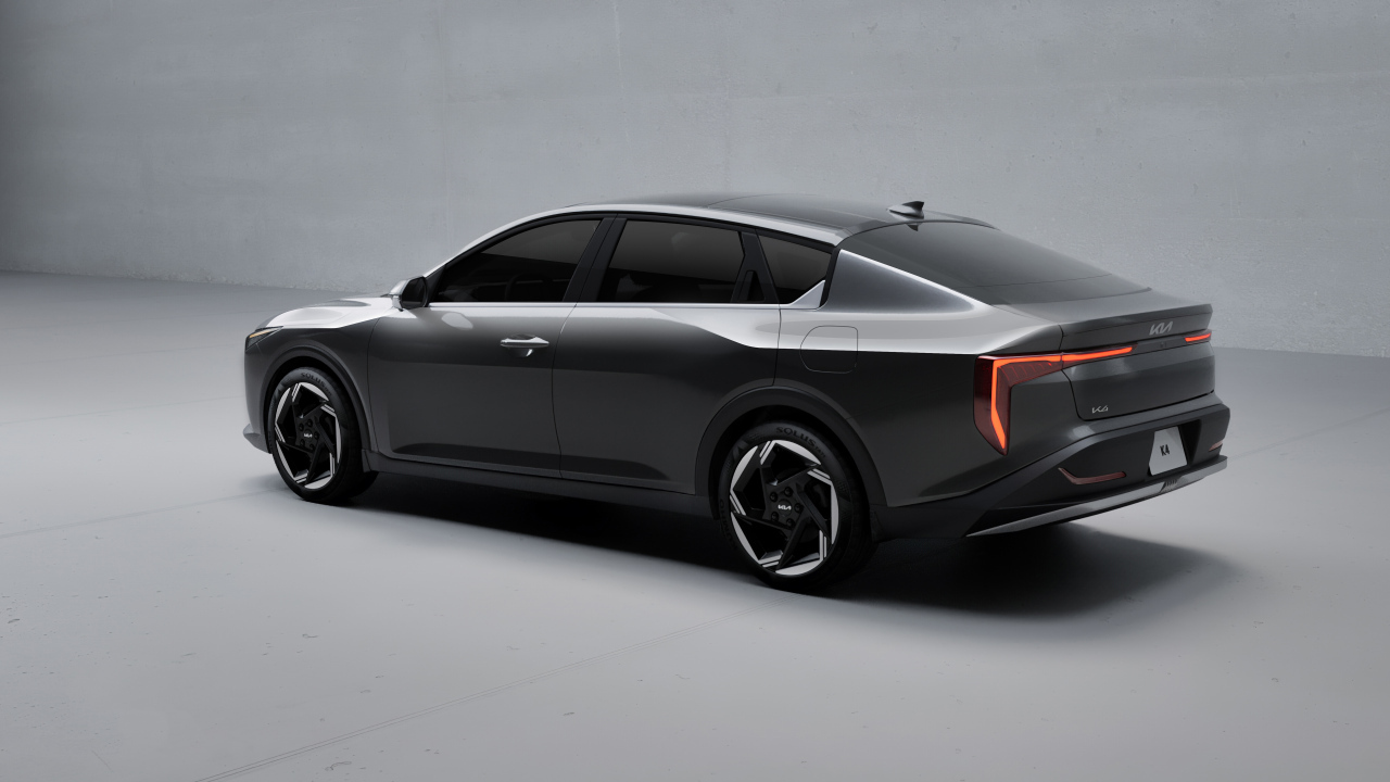 Черный автомобиль Kia K4 2025 года вид сзади