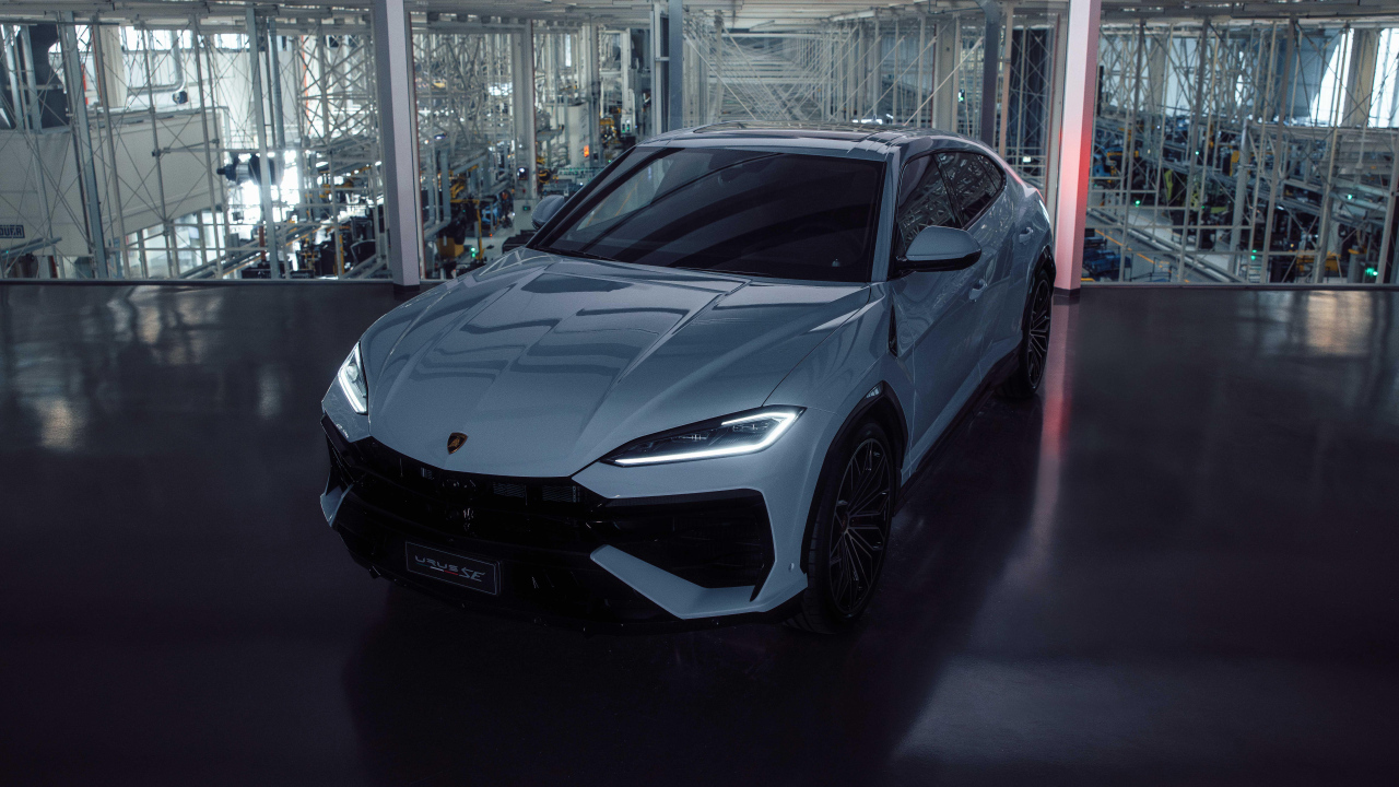 Автомобиль Lamborghini Urus SE Plug-In Hybrid Super SUV 2024 года
