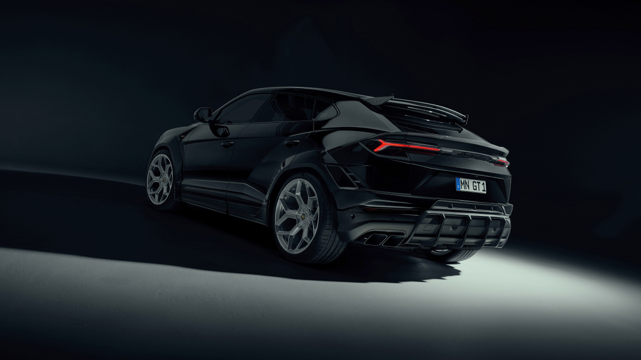 Черный автомобиль Lamborghini Urus  вид сзади