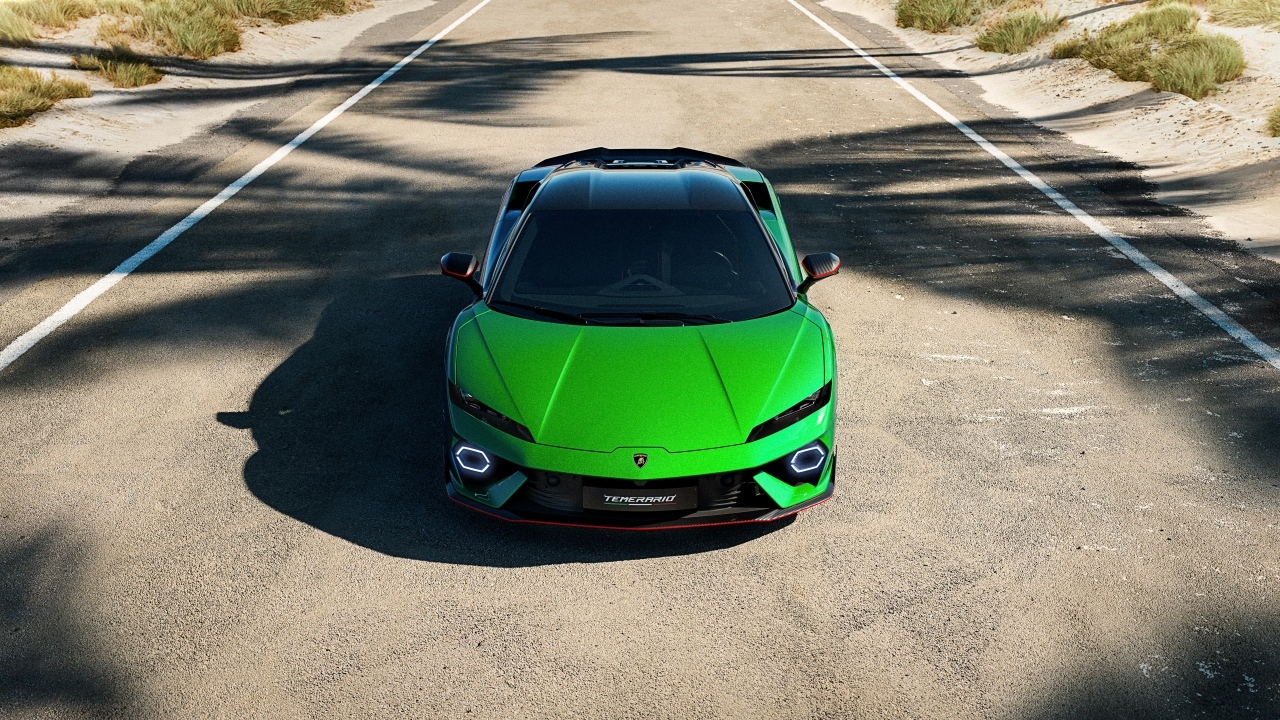 Вид спереди на автомобиль Lamborghini Temerario Alleggerita