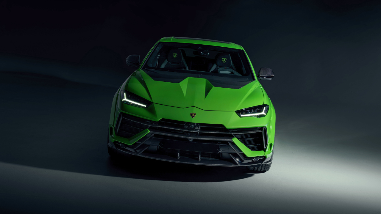 Зеленый автомобиль Lamborghini Urus на черном фоне