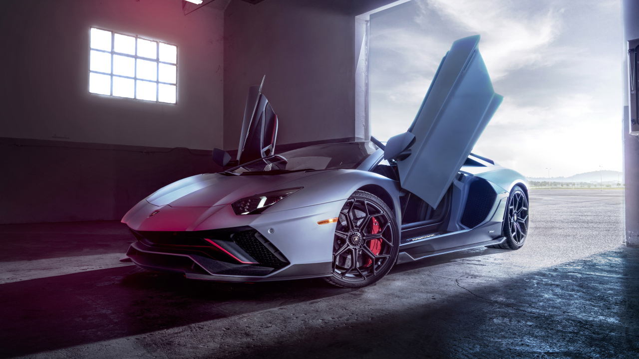 Автомобиль Lamborghini Aventador LP с открытыми дверями