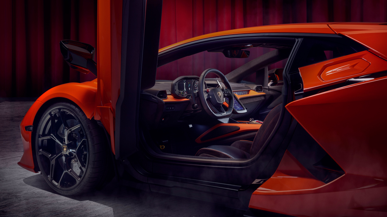 Открытая дверь в автомобиле Lamborghini Revuelto