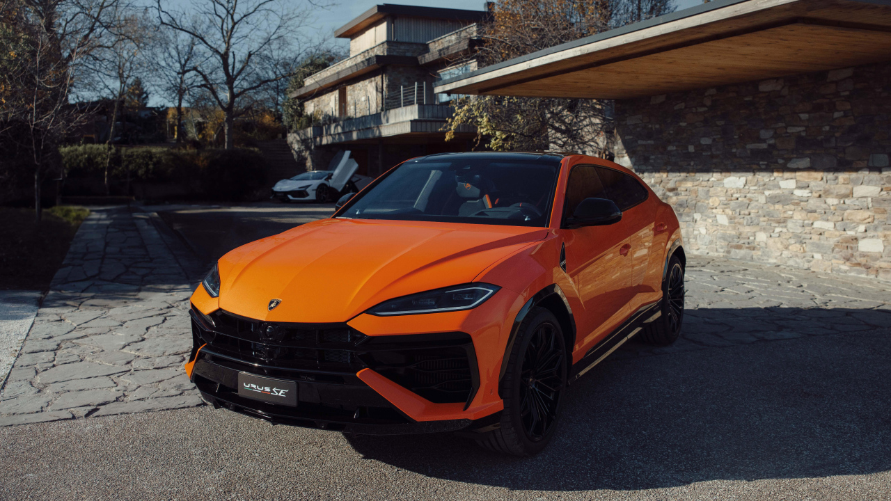 Оранжевый внедорожник Lamborghini Urus SE Plug-In Hybrid