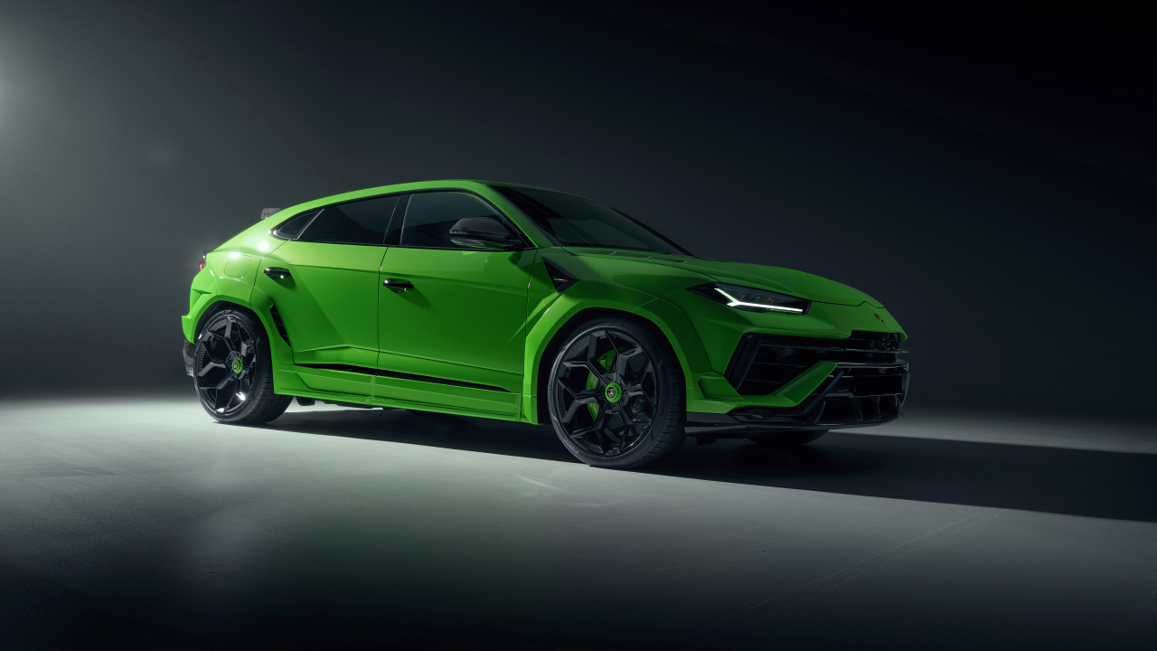 Вид сбоку на автомобиль Lamborghini Urus  на черном фоне