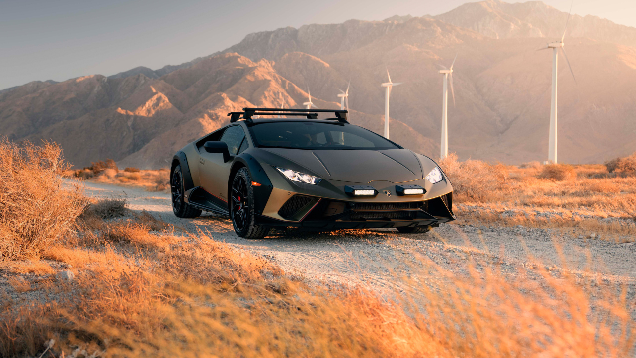 Стильный автомобиль Lamborghini Huracán Sterrato 2024 года в горах