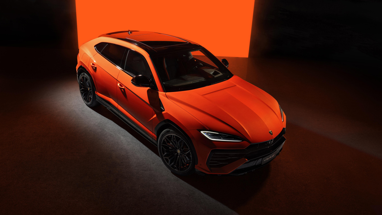 Вид сверху на оранжевый внедорожник Lamborghini Urus SE Plug-In Hybrid