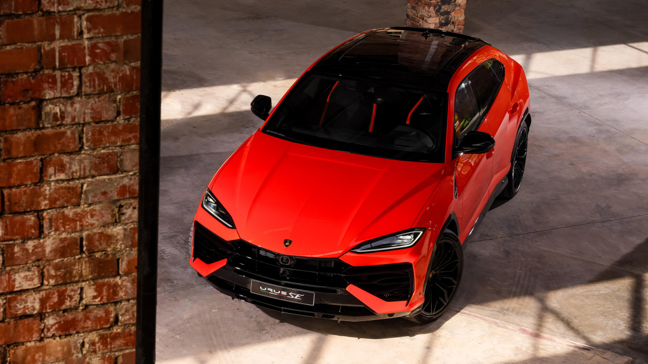 Вид сверху на красный внедорожник Lamborghini Urus SE 2024 года