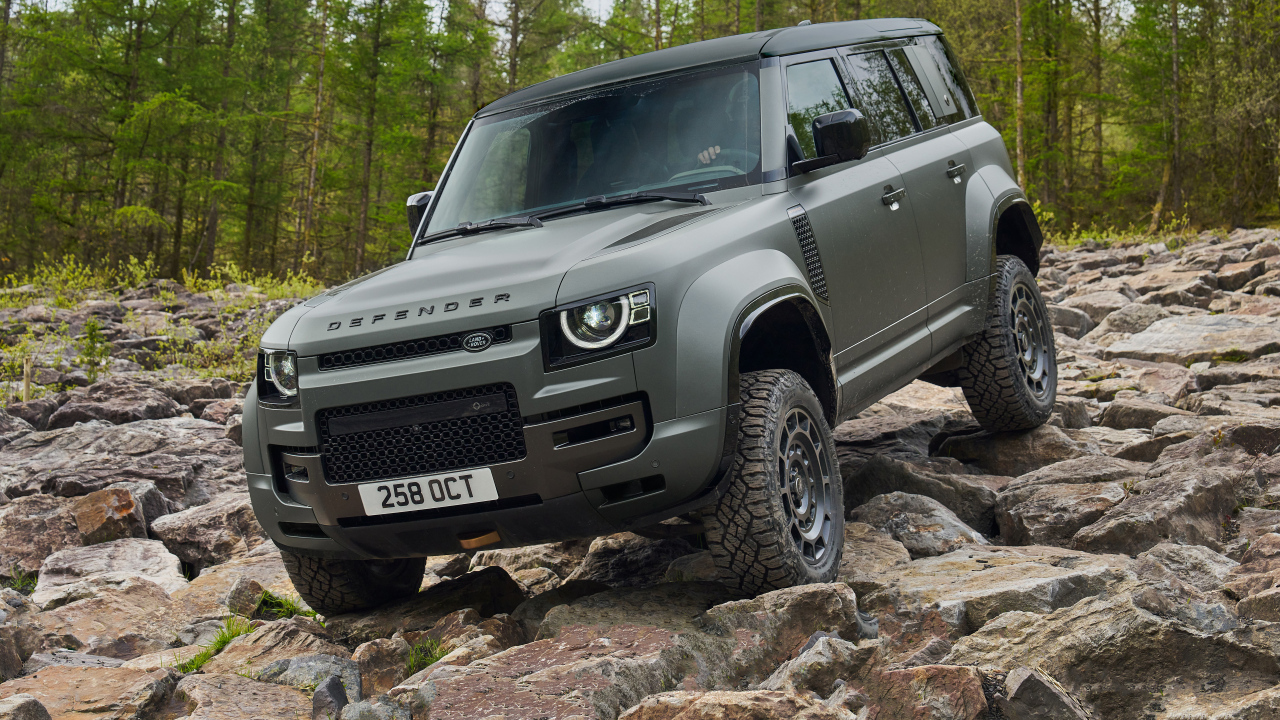 Внедорожник Land Rover Defender OCTA 2024 года на камнях