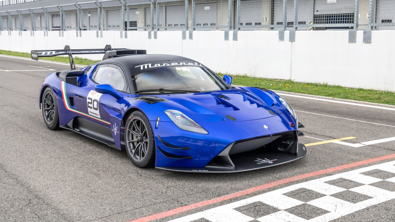 Синий автомобиль Maserati GT2  на трассе