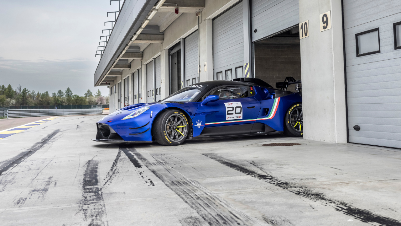 Автомобиль Maserati GT2 в гараже