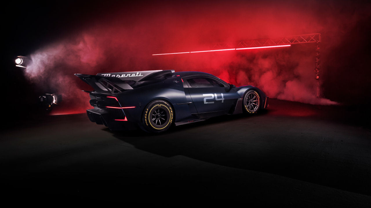 Вид сзади на спортивный автомобиль Maserati MCXtrema