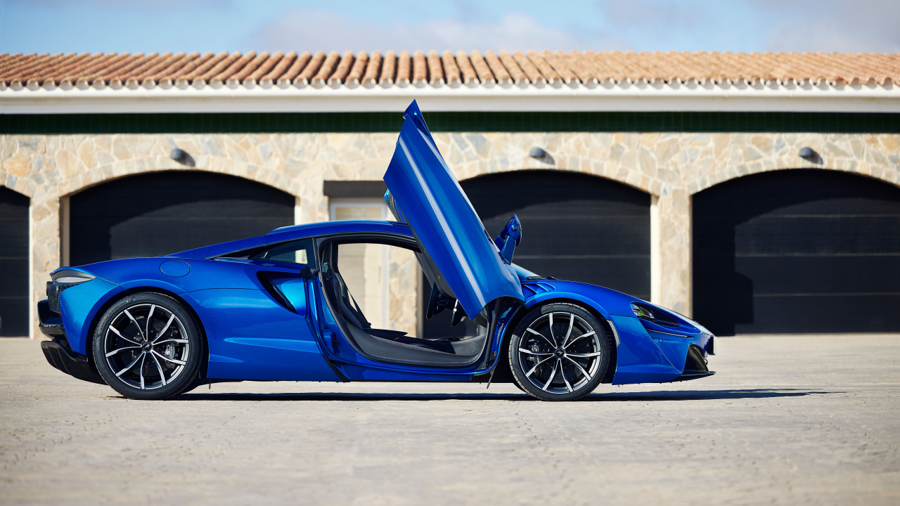 Синий автомобиль McLaren Artura с открытыми дверями