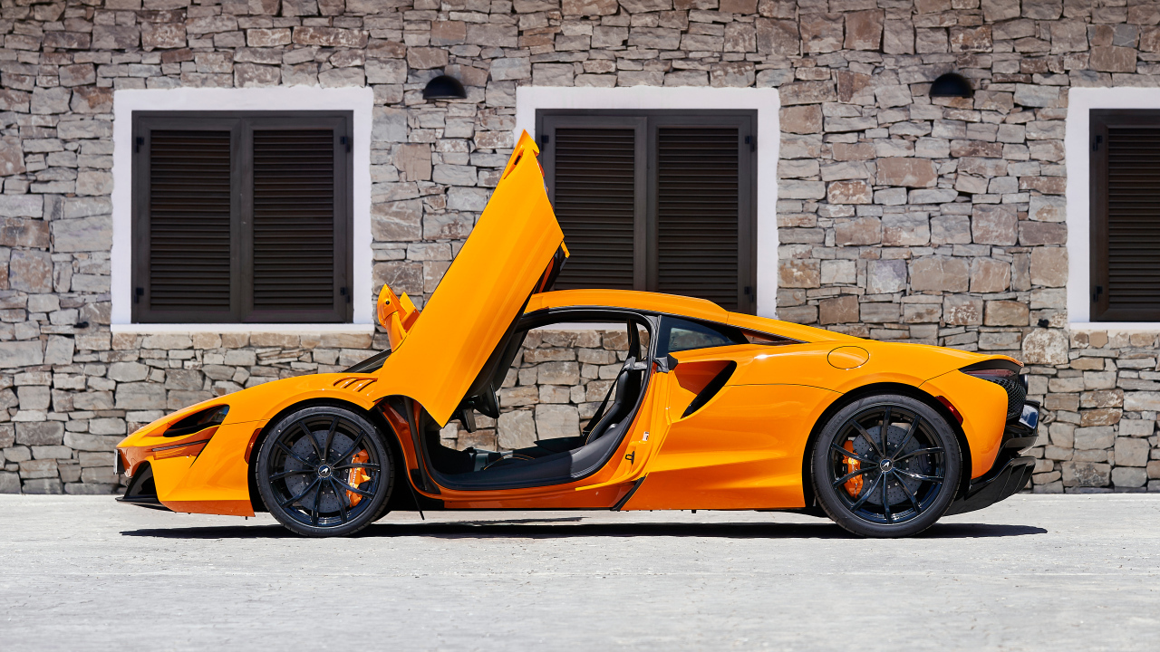 Быстрый McLaren Artura с открытыми дверями