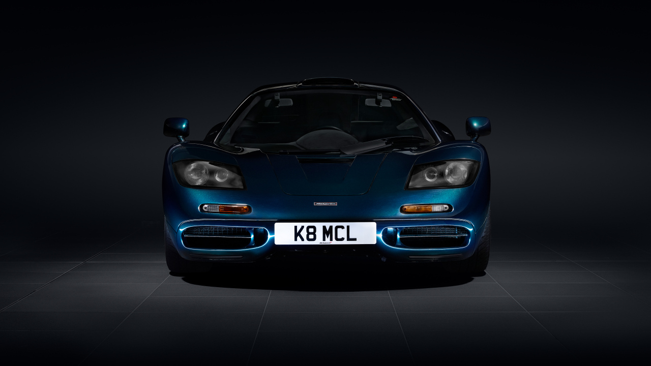Вид спереди на спортивный автомобиль McLaren F1