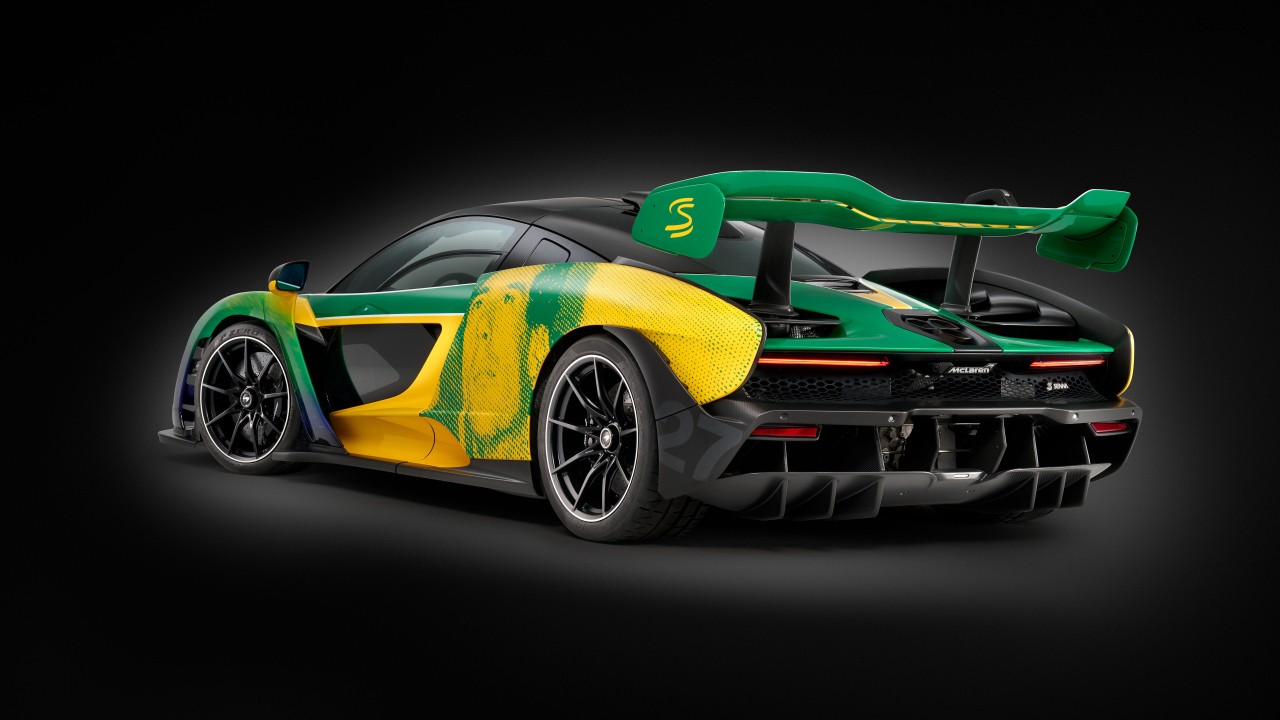 Вид сзади на автомобиль McLaren Senna Sempre 2024  года на сером фоне