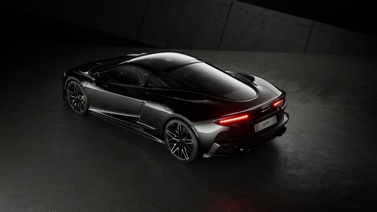 Вид сзади на черный автомобиль McLaren GT 60th Anniversary Edition