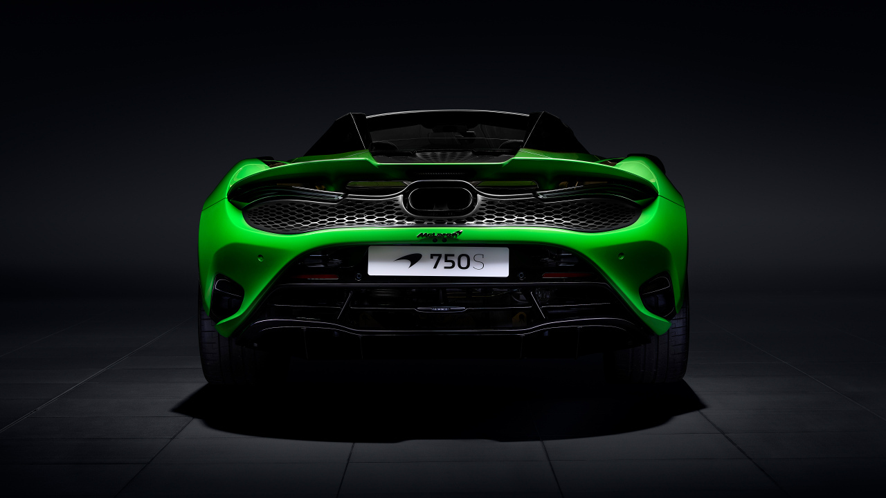 Вид сзади на зеленый автомобиль McLaren 750S