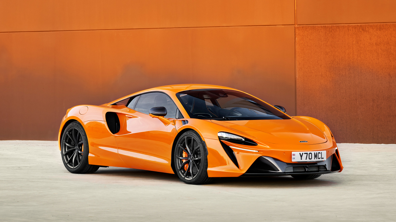 Вид на быстрый автомобиль McLaren Artura