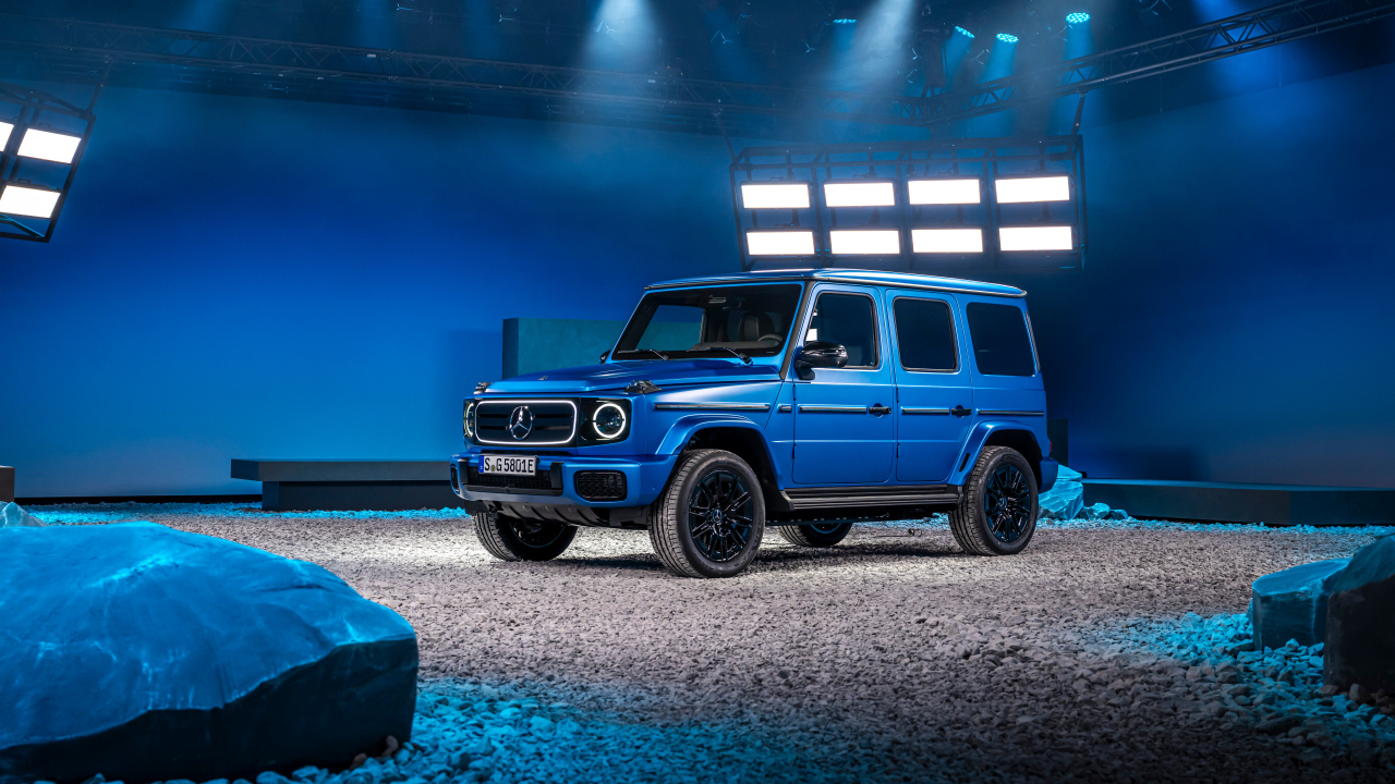 Синий внедорожник  Mercedes-Benz G 580 With EQ Technology Edition One 2024  года в здании
