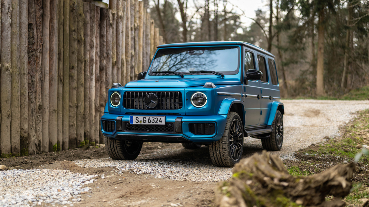 Синий автомобиль Mercedes-AMG G 63 Manufaktur 2024  года