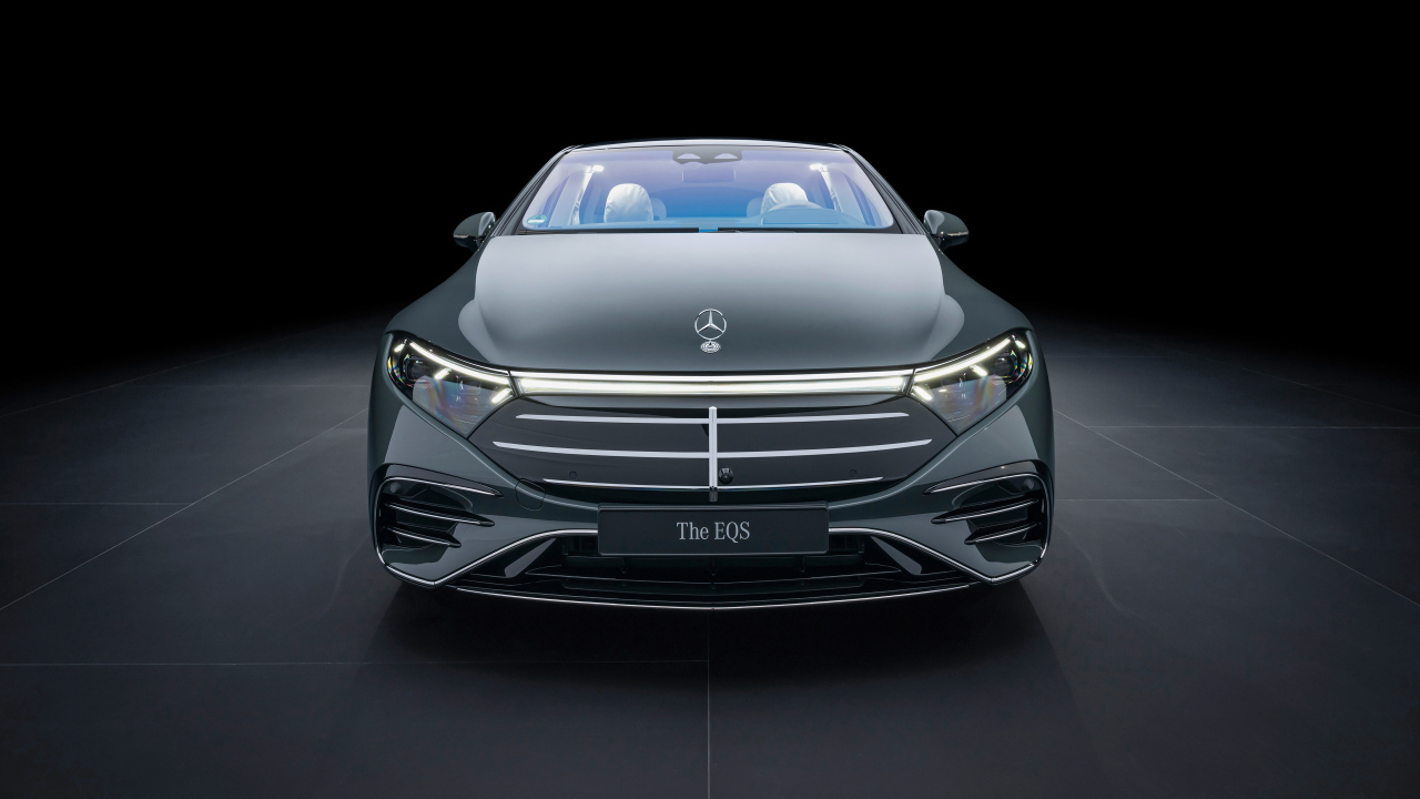Вид спереди на дорогой автомобиль Mercedes-Benz EQS 580 4MATIC AMG Line 2024  года