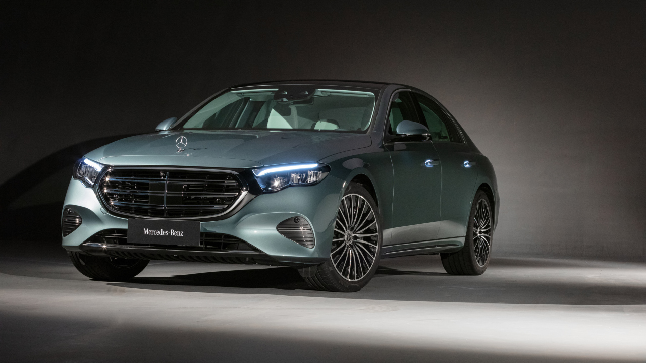 Вид спереди на автомобиль Mercedes-Benz E 300 Exclusive 2024 года
