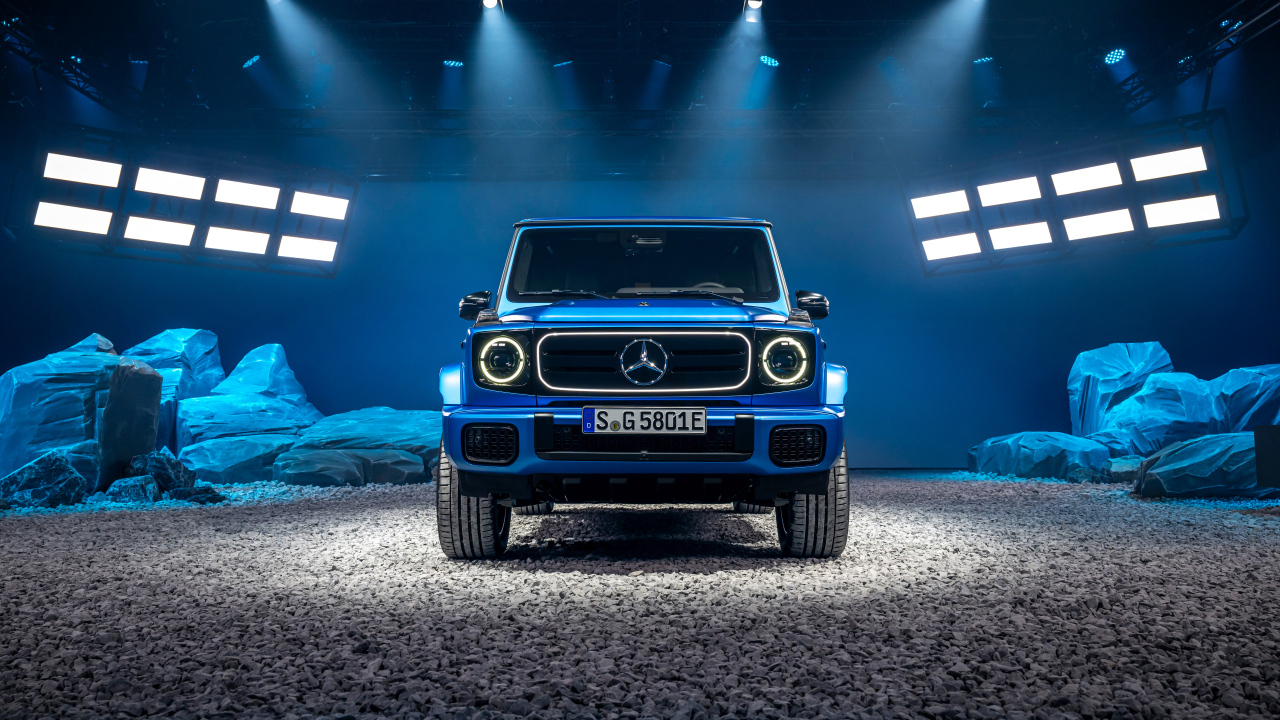 Вид спереди на автомобиль Mercedes-Benz G 580 With EQ Technology Edition One 2024 года