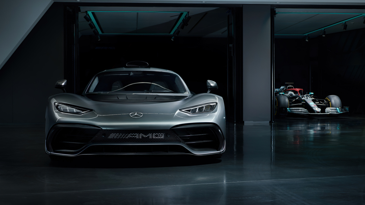Вид спереди на автомобиль Mercedes-AMG ONE