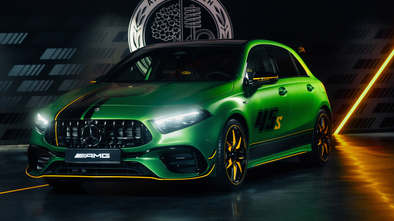 Зеленый автомобиль Mercedes-AMG A 45 S 4MATIC+ Final Edition