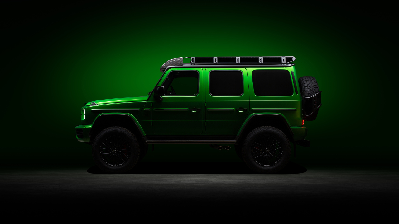 Зеленый джип Mercedes-AMG G 63 4x4