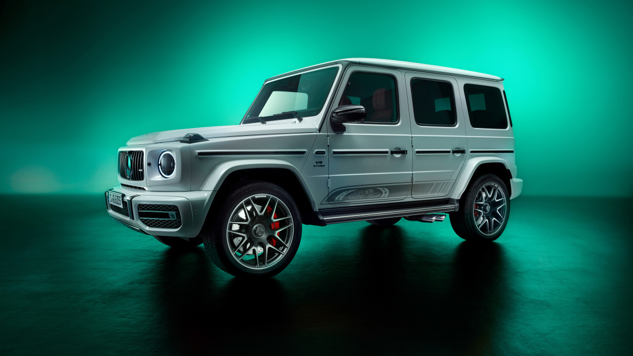 Автомобиль Mercedes-AMG G63 на зеленом фоне