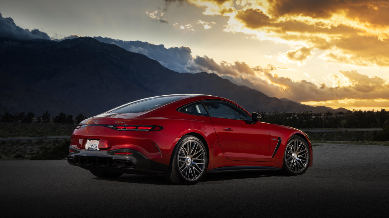 Вид сзади на красный автомобиль Mercedes-AMG GT 63 4MATIC+ 2024 года на закате