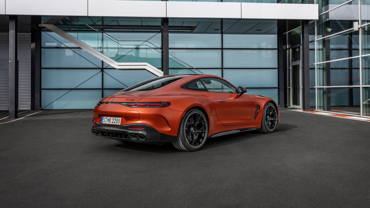 Вид сзади на красный автомобиль Mercedes-AMG GT 63 S E Performance 2024  года