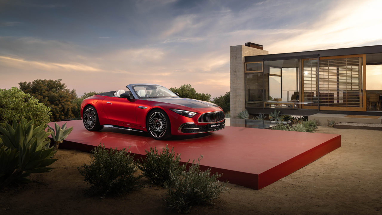 Красный автомобиль Mercedes-Maybach SL 680 Monogram Series 2024 года у дома