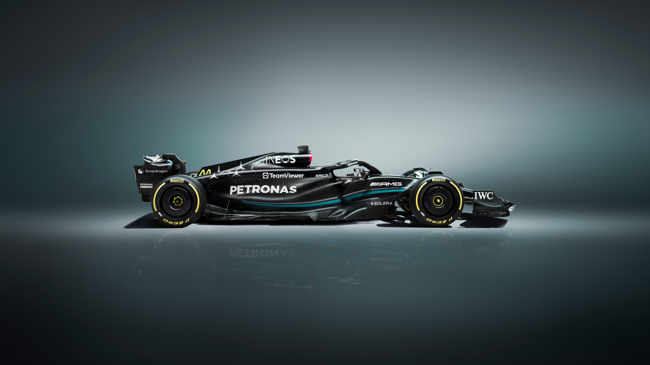Вид сбоку на серебристый автомобиль Mercedes-AMG F1 W14 E Performance