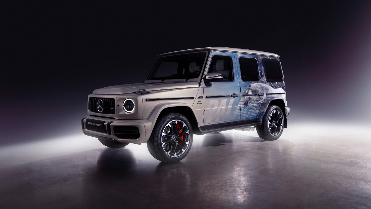 Серебристый джип Mercedes-AMG G 63