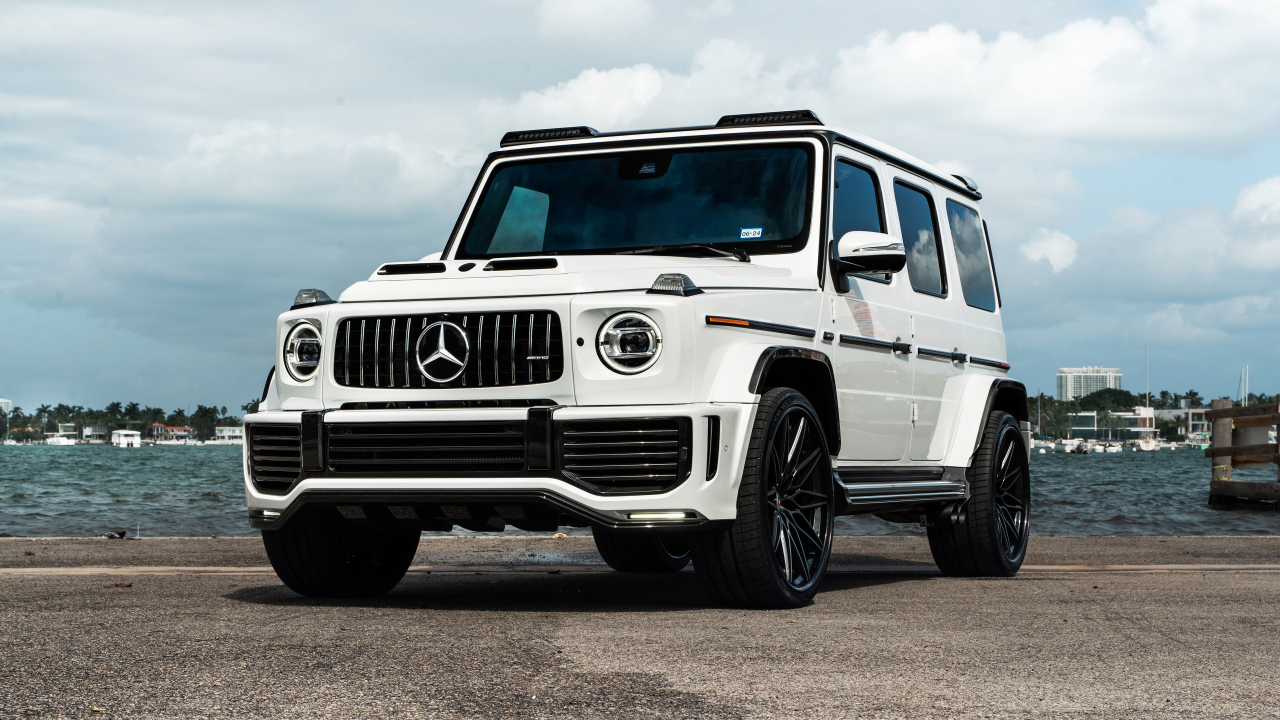 Белый автомобиль Urban Automotive Mercedes-AMG G 63 2024 года