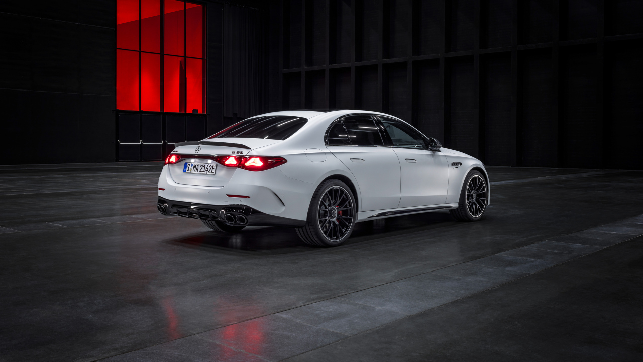 Белый автомобиль Mercedes-AMG E 53 HYBRID 4MATIC+ 2024  года вид сзади