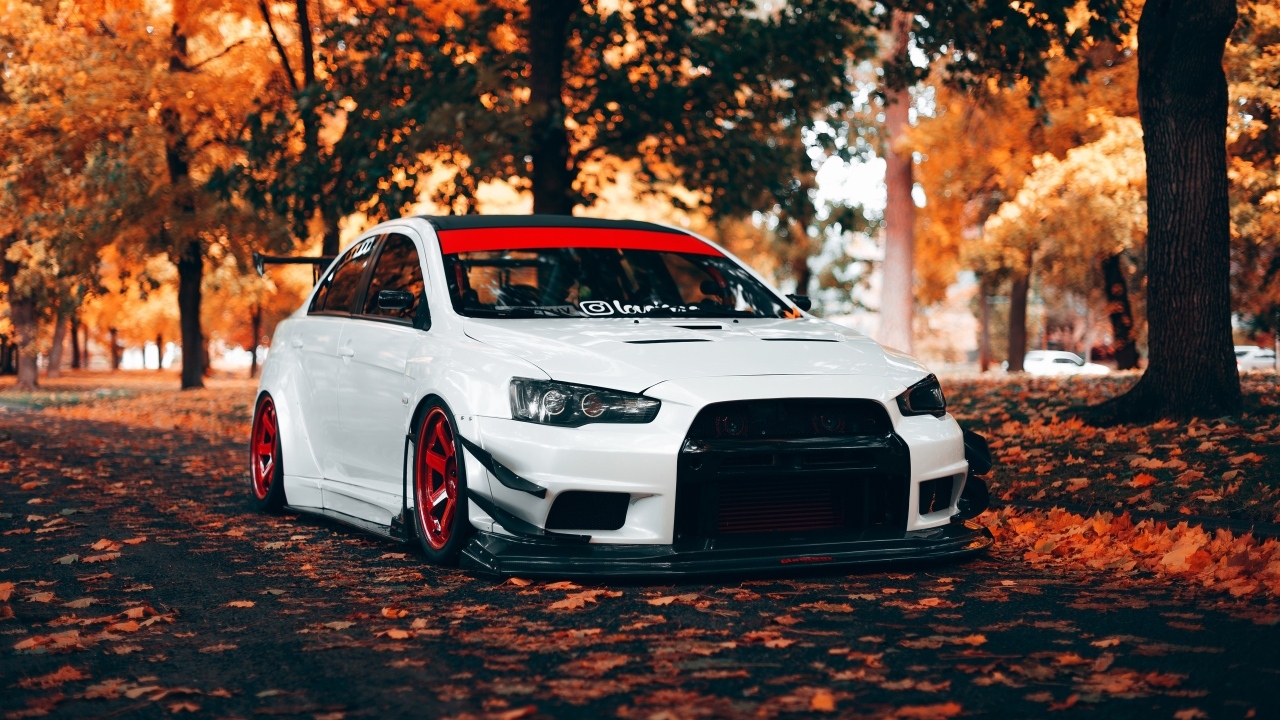 Белый автомобиль Mitsubishi Lancer Evolution X