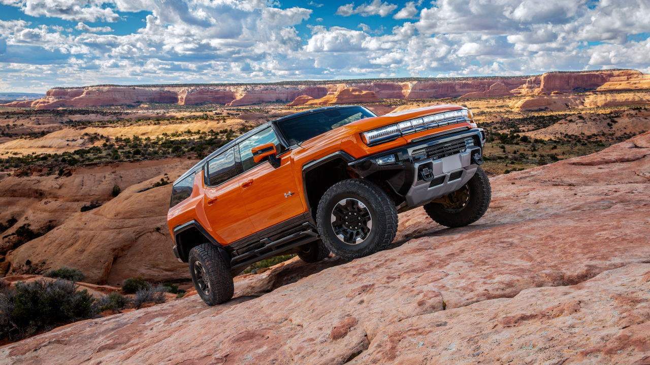 Большой GMC Hummer EV 2024 года в горах